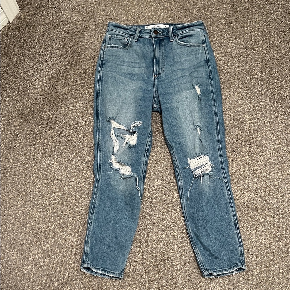 Hollister curvy high-rise mom jeans. 1 short